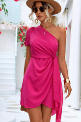 Vestido mini de un solo hombro con cintura anudada